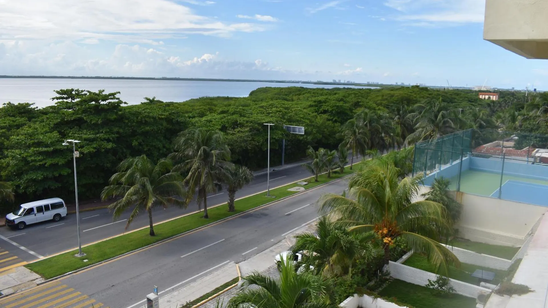 Brisas Beachfront Studios In Hotel Zone Cancun Apartment
